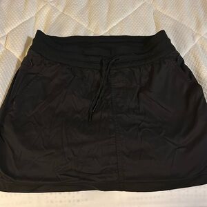Black The North Face skort with pockets.